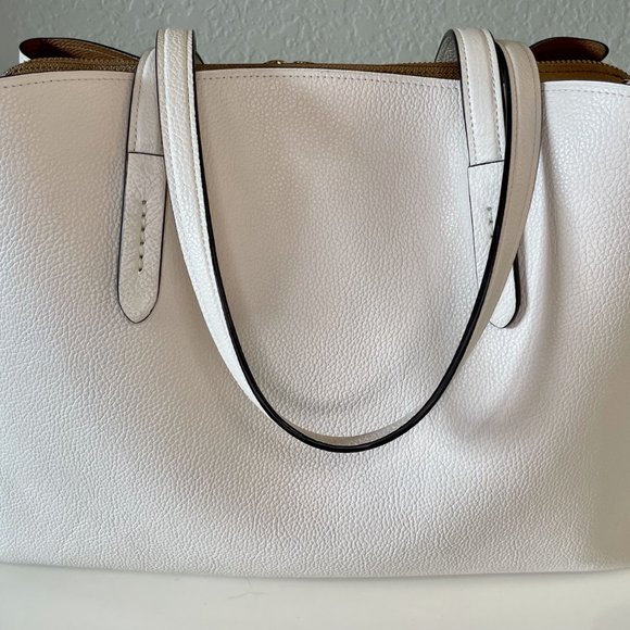 Coach Charlie 40 - Picture 2 of 5